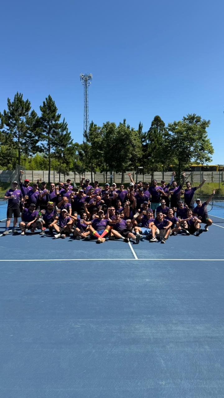 A turma da terceira edição reunida na quadra azul, de camisa roxa, com os braços para cima