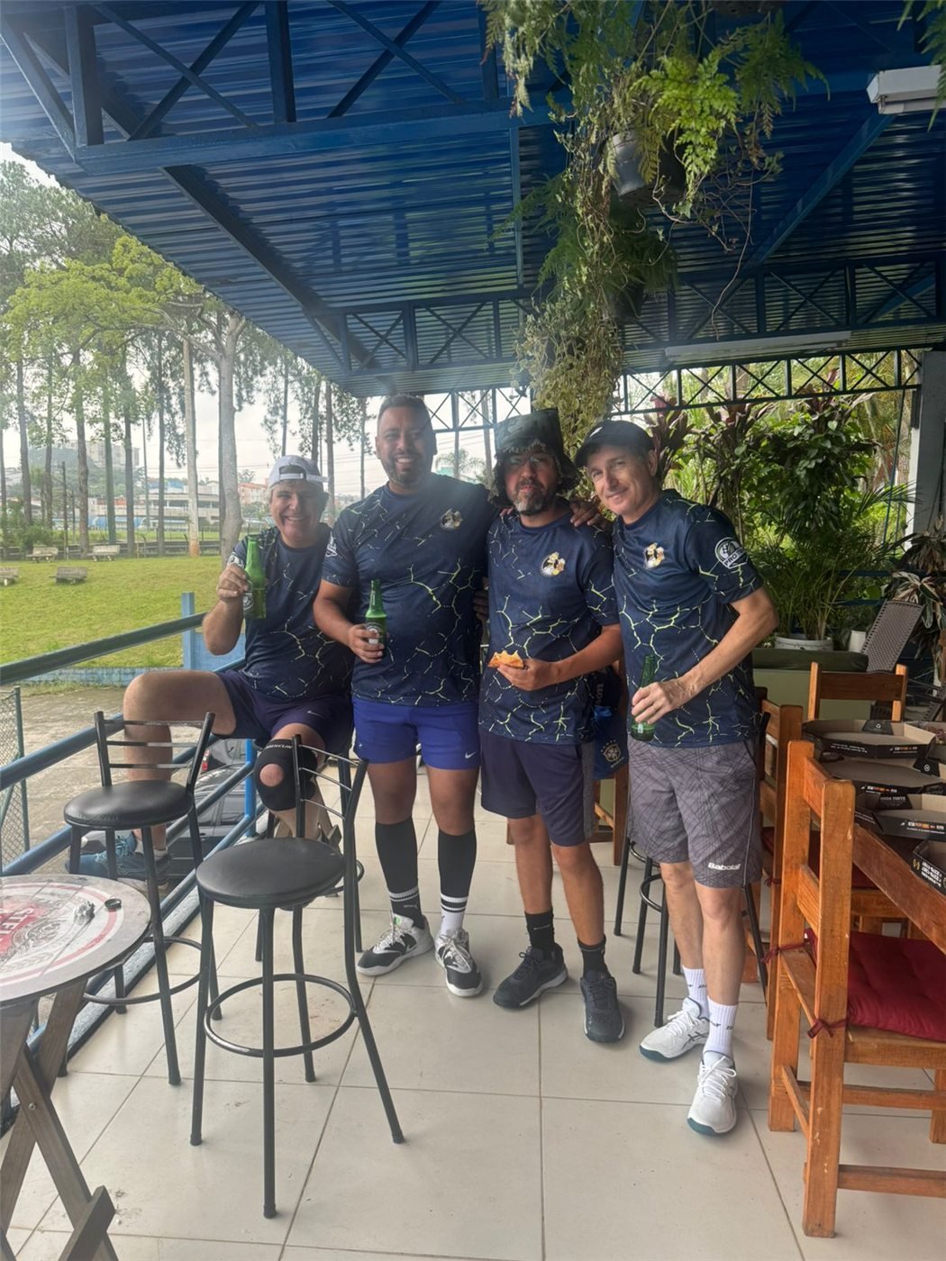 Café da manhã do torneio, com pizza e cerveja